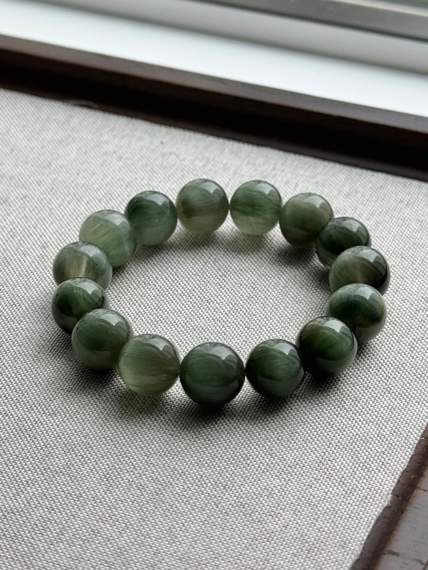 Cat’s Eye Rabbit Hair Crystal in Emerald Green 翡翠绿猫眼兔毛 (12.5mm)