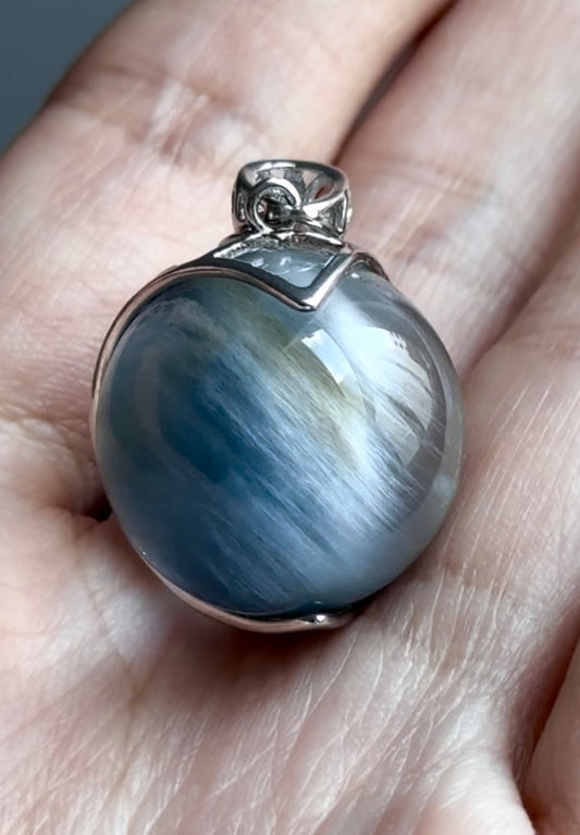 幻彩蓝兔毛吊坠 Iridescent Blue Rutile Quartz （19.8mm）